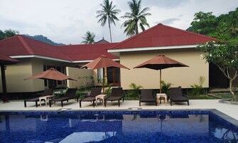 Una piscina al aire libre