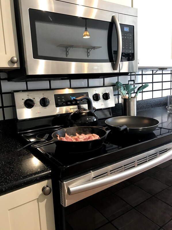 Refrigerador, microondas, horno y parrilla de estufa 
