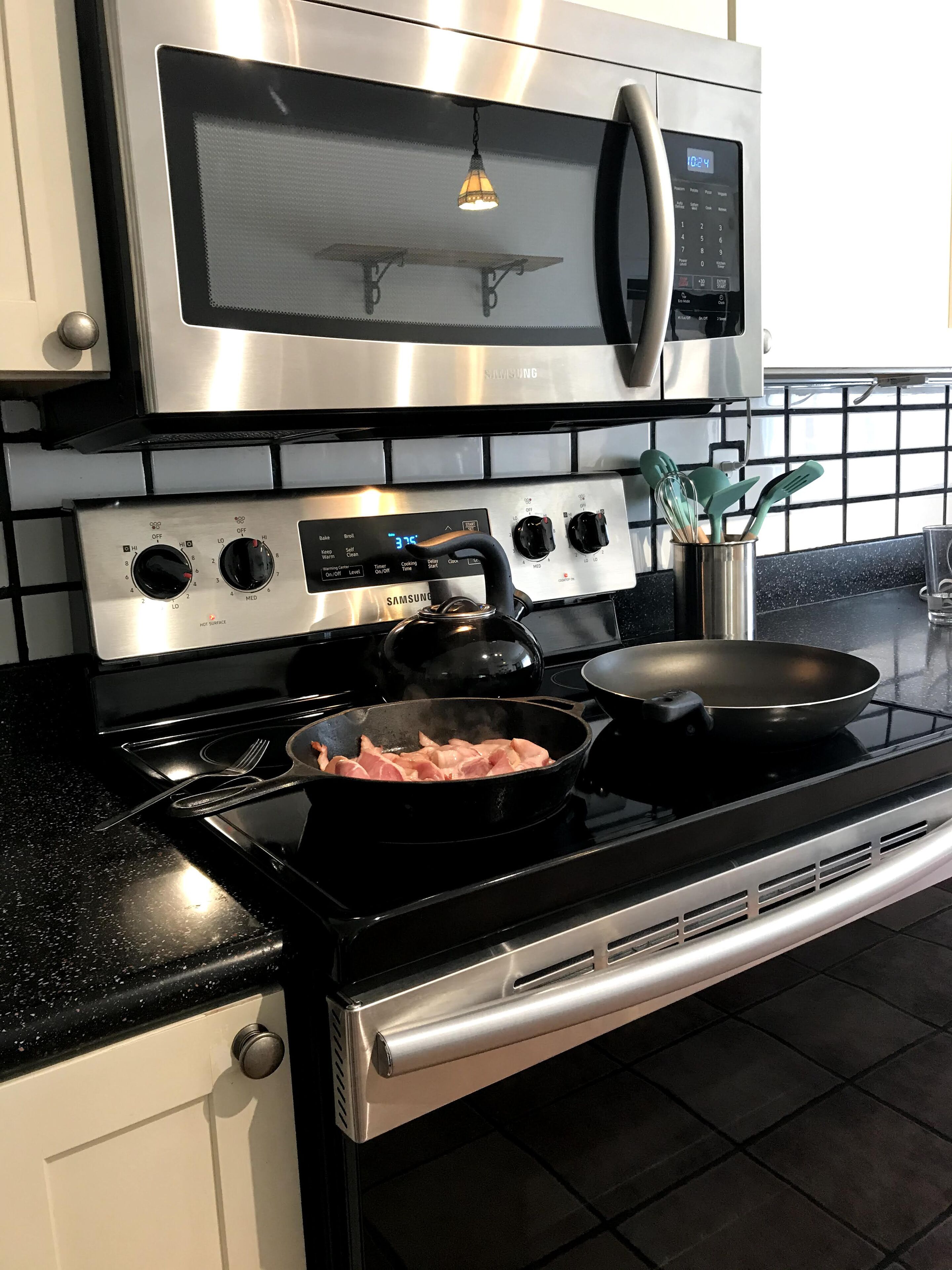 Jääkaappi, mikroaaltouuni, uuni, liesi