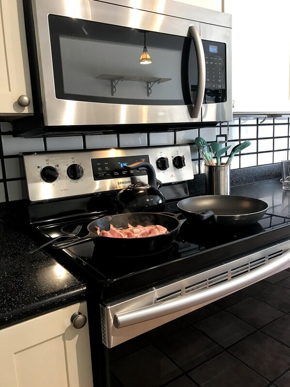 ثلاجة، ميكروويف، فرن، موقد طهي مسطح