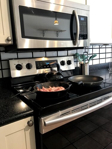 Terrific Views - Block from Town - Jacuzzi Tub