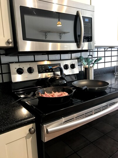 Terrific Views - Block from Town - Jacuzzi Tub