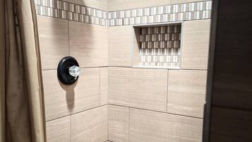 Shower, jetted bath, hair dryer, towels