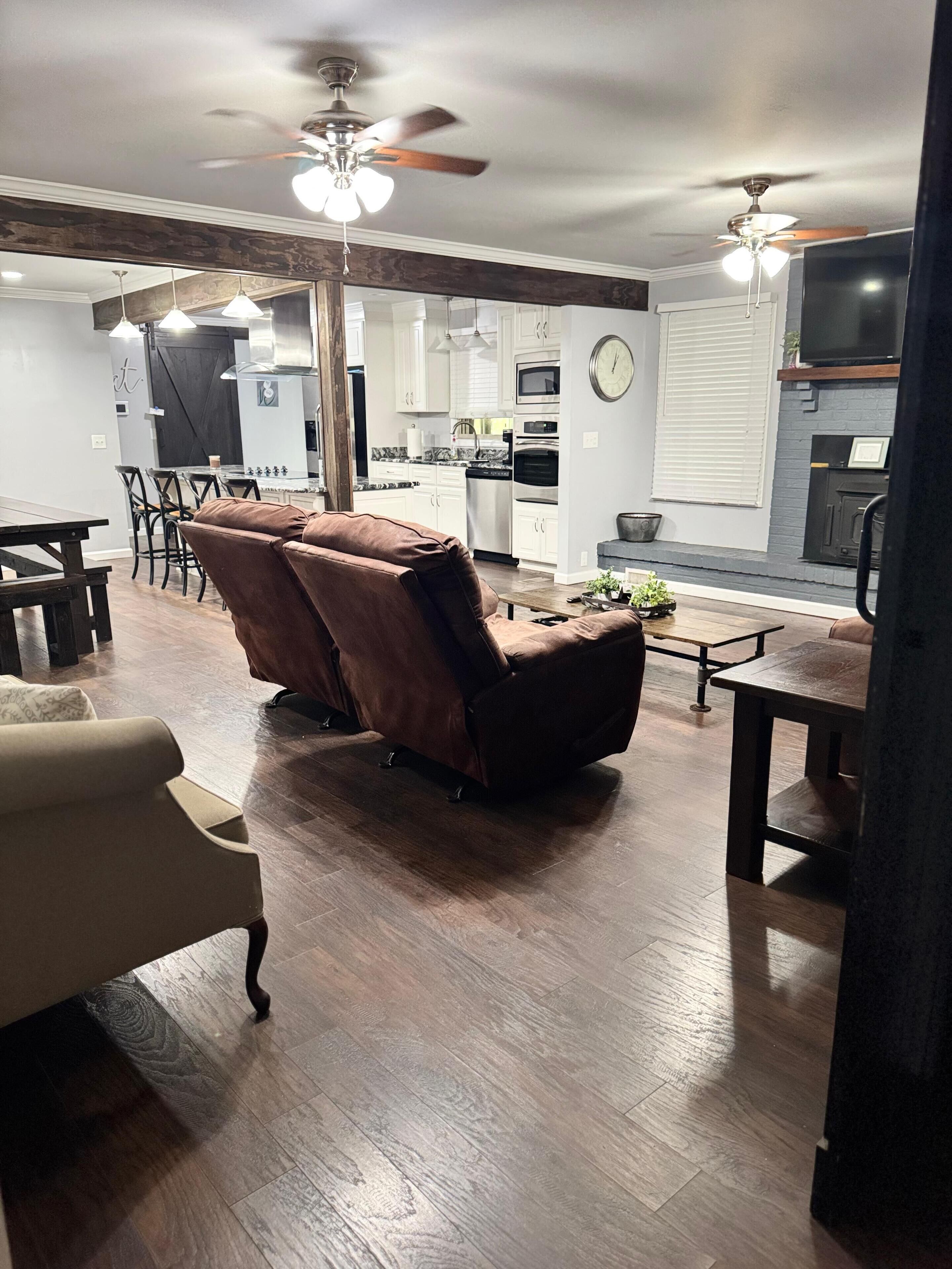 Smart TV, chimenea, libros y monitor de computadora 