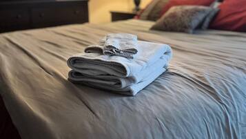 4 quartos, escrivaninha, ferros/tábuas de passar roupa