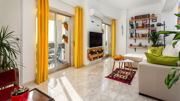 Una sala de estar moderna con televisor, sofá y estanterías.