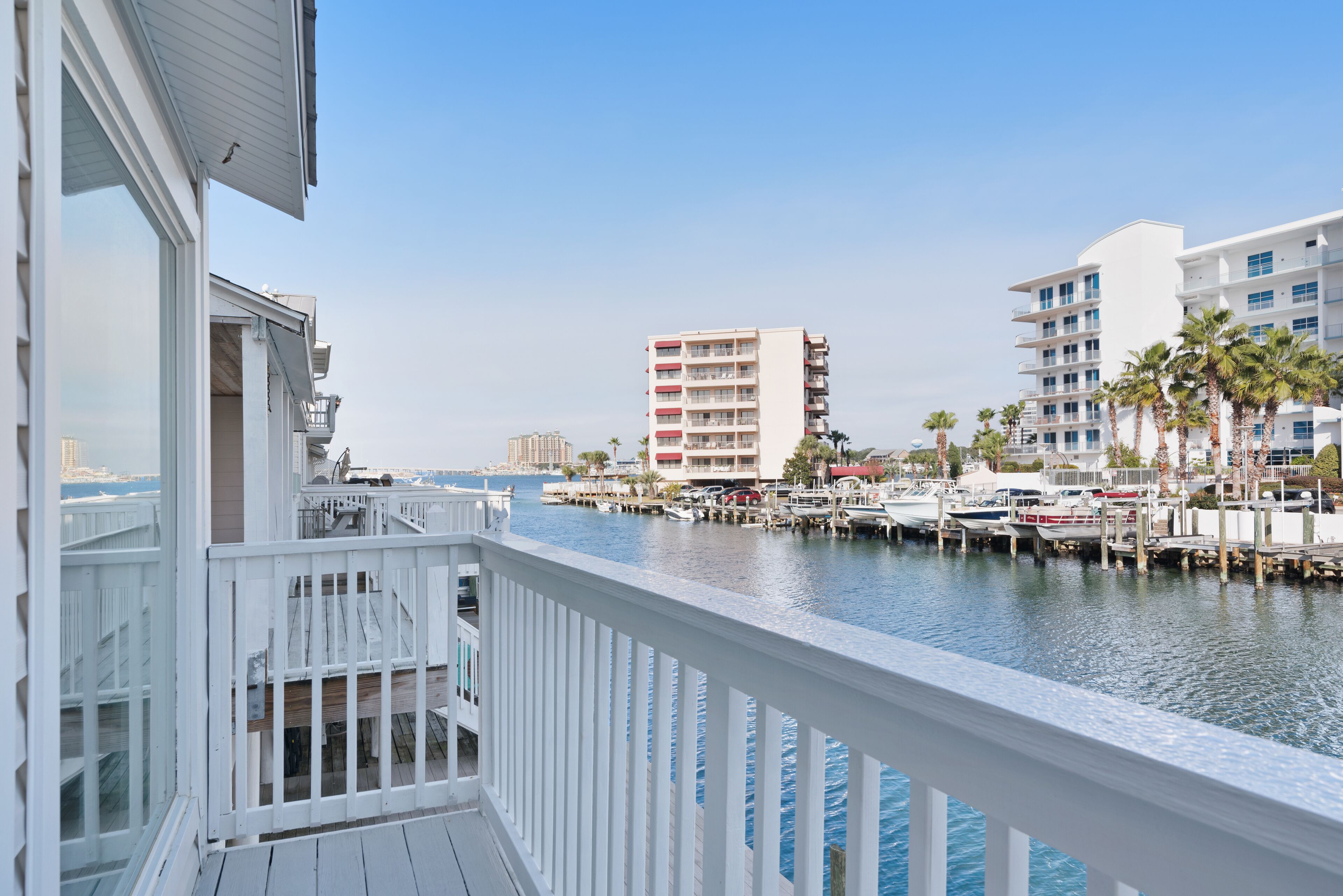 Bayfront townhome w/ gorgeous balcony views & large dock - walk to beach