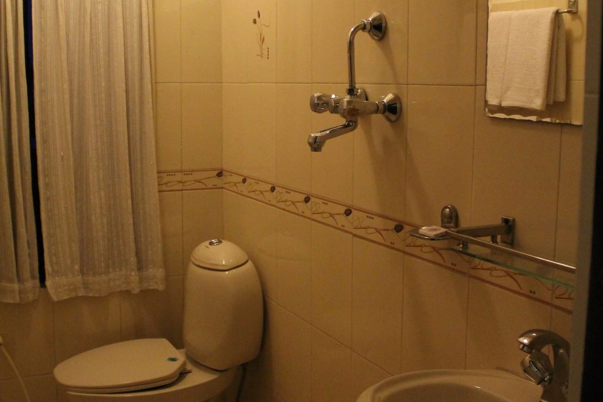 Habitación Deluxe | Baño | Regadera, amenidades de baño gratuitas, secadora de cabello, pantuflas