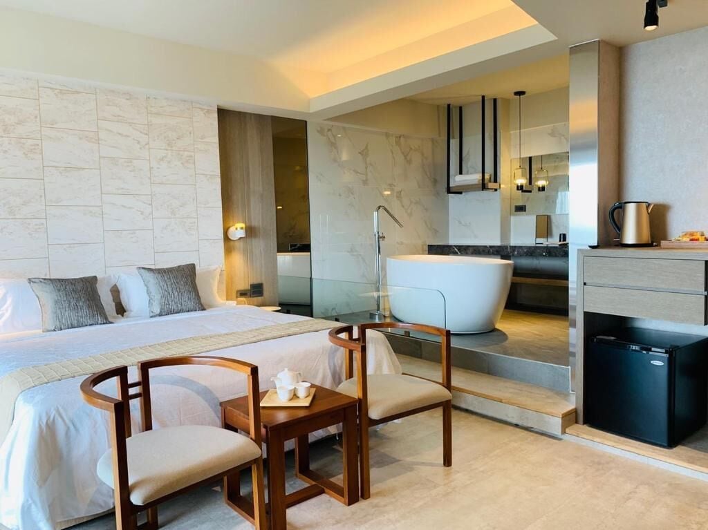 Habitació Deluxe, 1 llit de matrimoni, banyera, vistes a l&#x27;oceà | Roba de llit d&#x27;alta qualitat i matalassos amb encoixinament addicional 