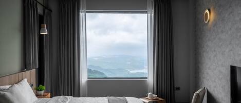 Gallery Room, 1 Queen Bed, Balcony, Ocean View | Premium bedding, pillowtop beds, free minibar, individually decorated