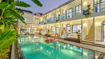 Kolam renang outdoor, dengan payung kolam renang