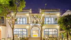 住宿正面 (夜晚)