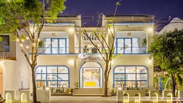 Bagian depan properti - sore/malam