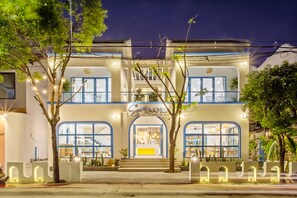 住宿正面 - 傍晚/夜晚