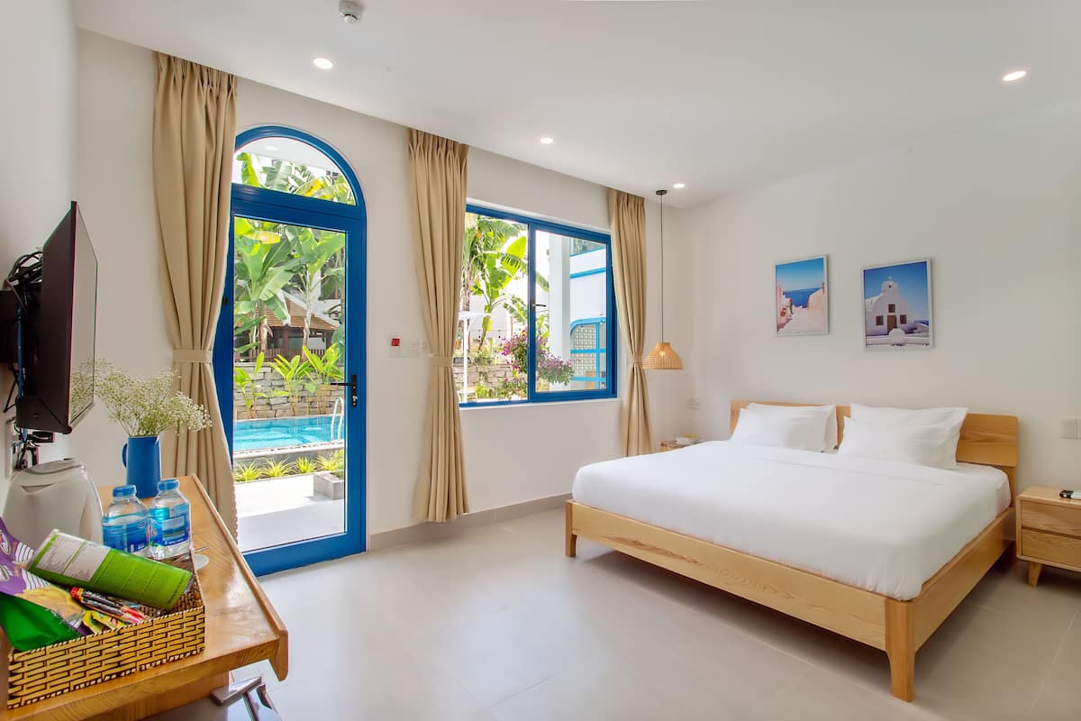 Habitación doble urbana, Terraza, vista a la alberca | Ropa de cama de alta calidad y minibar