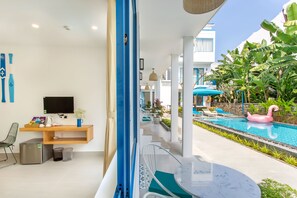 Chambre Ville double, terrasse, vue sur la piscine | Literie de qualité, minibar, coffre-fort, décor unique