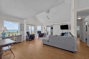 Télévision, lecteur de DVD, chaîne hi-fi