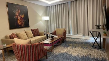 Presidential-Suite | Wohnbereich | 55-Zoll-LED-Fernseher mit Satellitenempfang, Fernseher