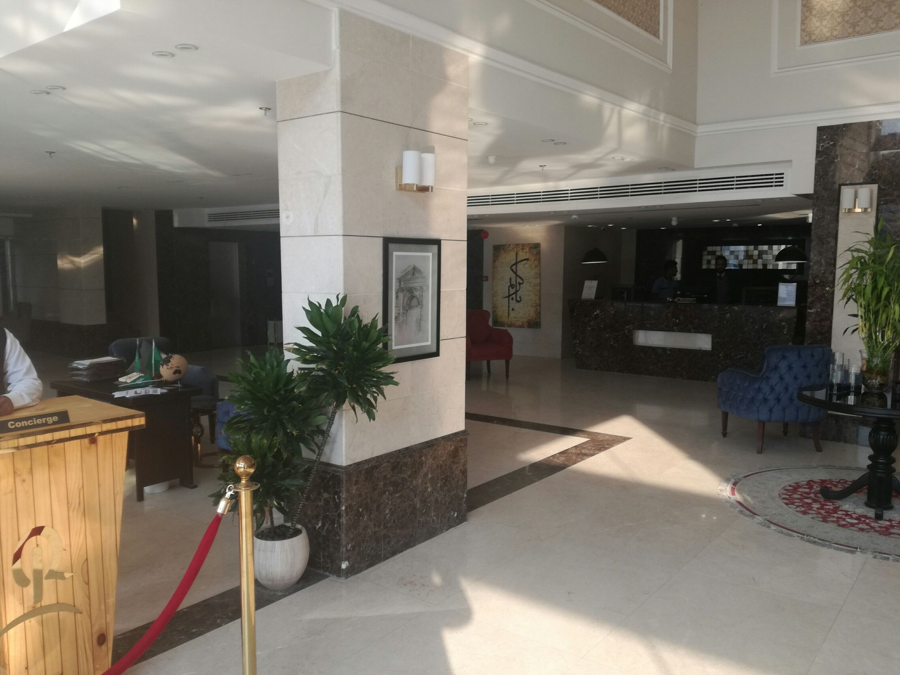 Rebedor d'hotel amb una taquilla d'accés, zona de conserge, bar i zones d'estar.