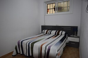 Een strijkplank/strijkijzer, gratis wifi, beddengoed