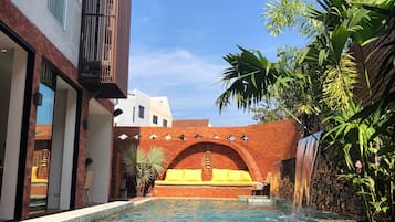 Alberca al aire libre, acceso de 08:00 a 21:30, y camastros