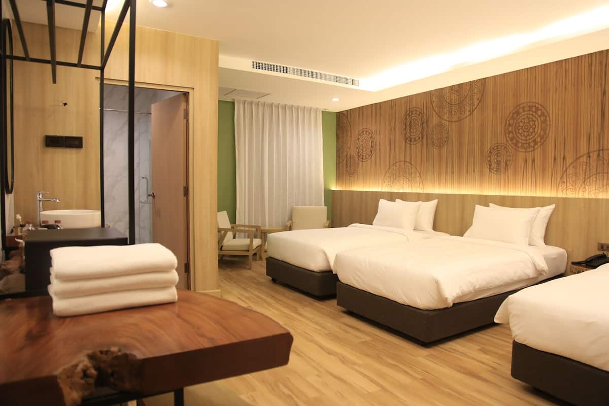 Deluxe Family Room | 1 bedroom, minibar, in-room safe, blackout drapes