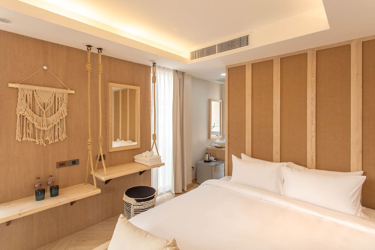 Deluxe King Room | 1 bedroom, minibar, in-room safe, blackout drapes
