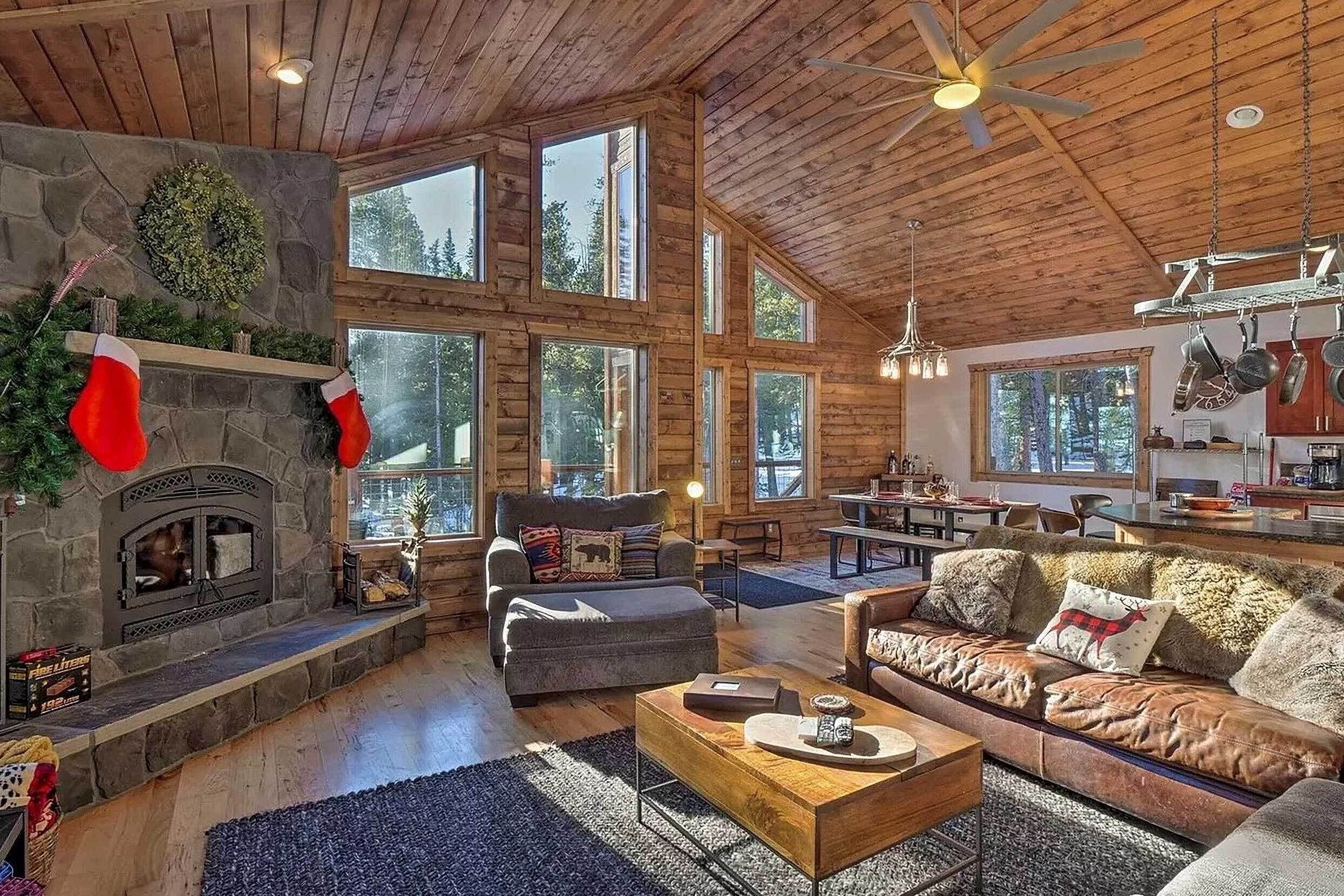 تلفزيون، مدفأة، كرة قدم الطاولة، كُتُب