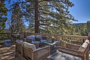 Outdoor dining - ‘Sugar Bear Lodge’ w/ Game Room - 5 Mi to Village! (Lake Arrowhead)