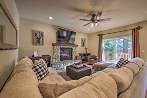 TV, fireplace - ‘Sugar Bear Lodge’ w/ Game Room - 5 Mi to Village! (Lake Arrowhead)