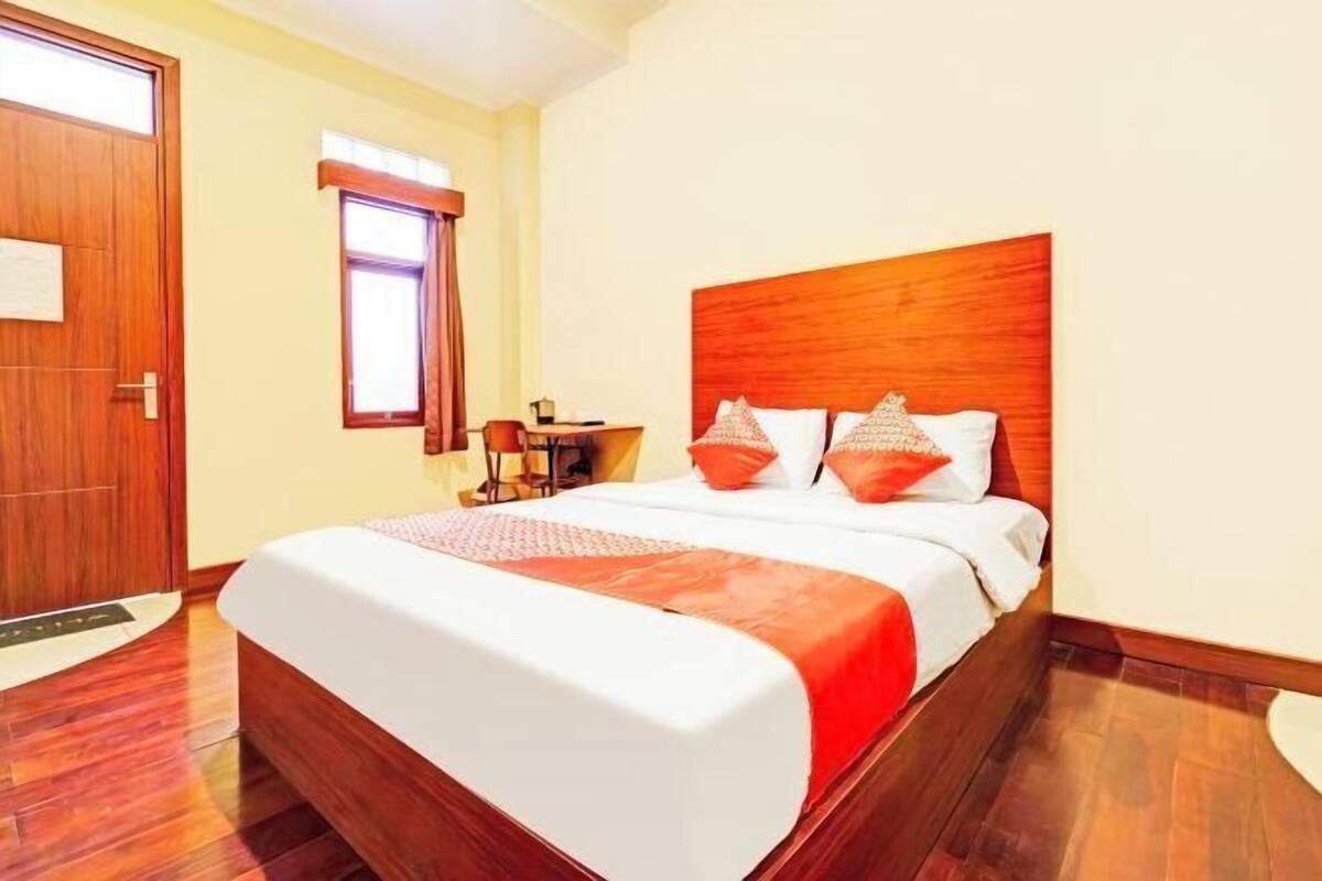 Desk, free WiFi, bed sheets
