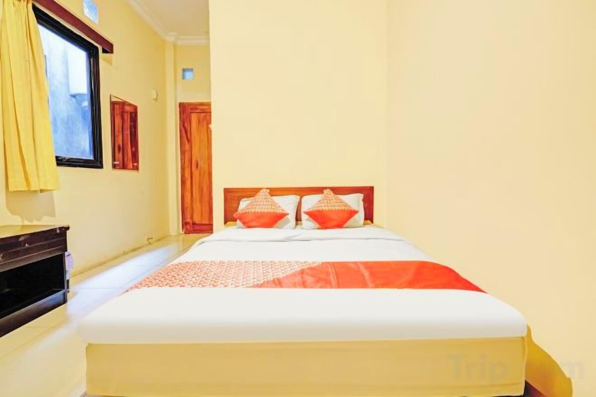 Desk, WiFi (free), bed sheets