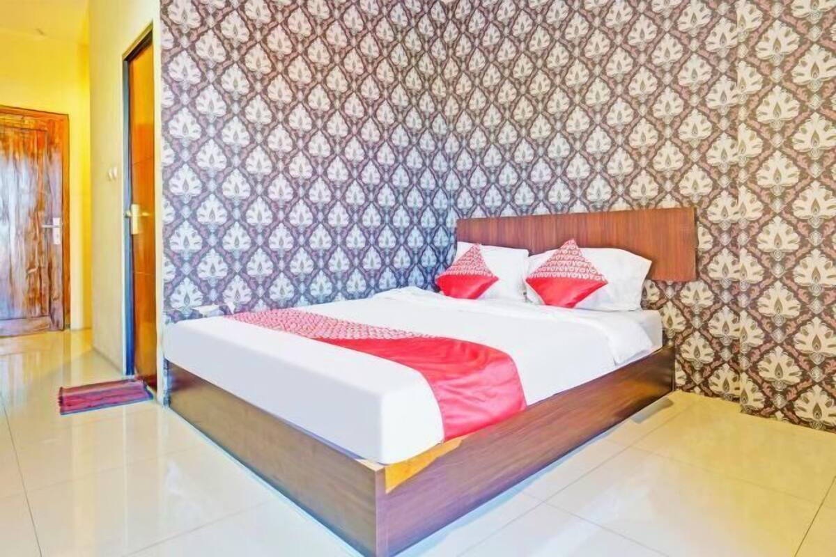 Desk, free WiFi, bed sheets
