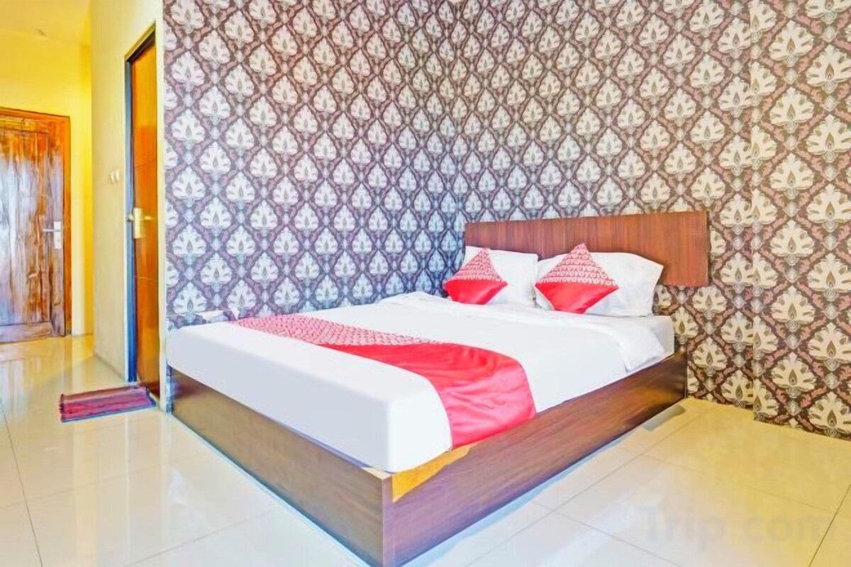 Desk, WiFi (free), bed sheets