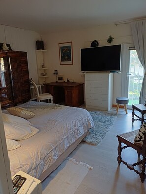 3 bedrooms, desk, iron/ironing board, travel crib - Vacation home with ping pong,, swimming pool, 3 bedrooms 2 shower rooms (Cheval-Blanc)