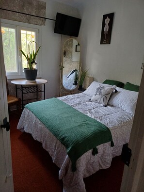 3 bedrooms, desk, iron/ironing board, travel crib - Vacation home with ping pong,, swimming pool, 3 bedrooms 2 shower rooms (Cheval-Blanc)
