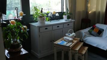 3 slaapkamers, een bureau, een strijkplank/strijkijzer, reisbedje