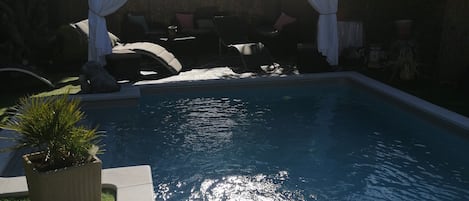 حمّام سباحة خارجي