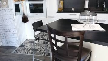 Een koelkast, een microgolfoven, een oven, een kookplaat