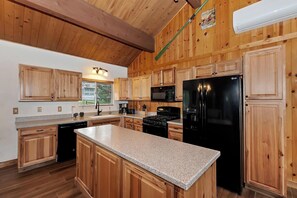 Kjøleskap, mikrobølgeovn, ovn og kokeplater