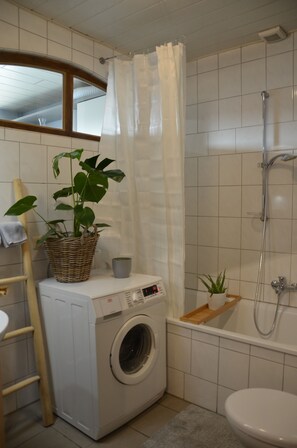 Combined shower/tub, hair dryer, towels, soap - Apartment at the port (Xanten)