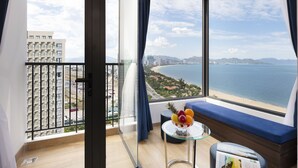 A balcony with a view of the sea and a cityscape. - Crown Hotel Nha Trang (Nha Trang)