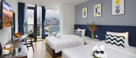 Chambre Premier avec lits jumeaux, balcon, vue sur la mer | Minibar, coffre-fort, bureau