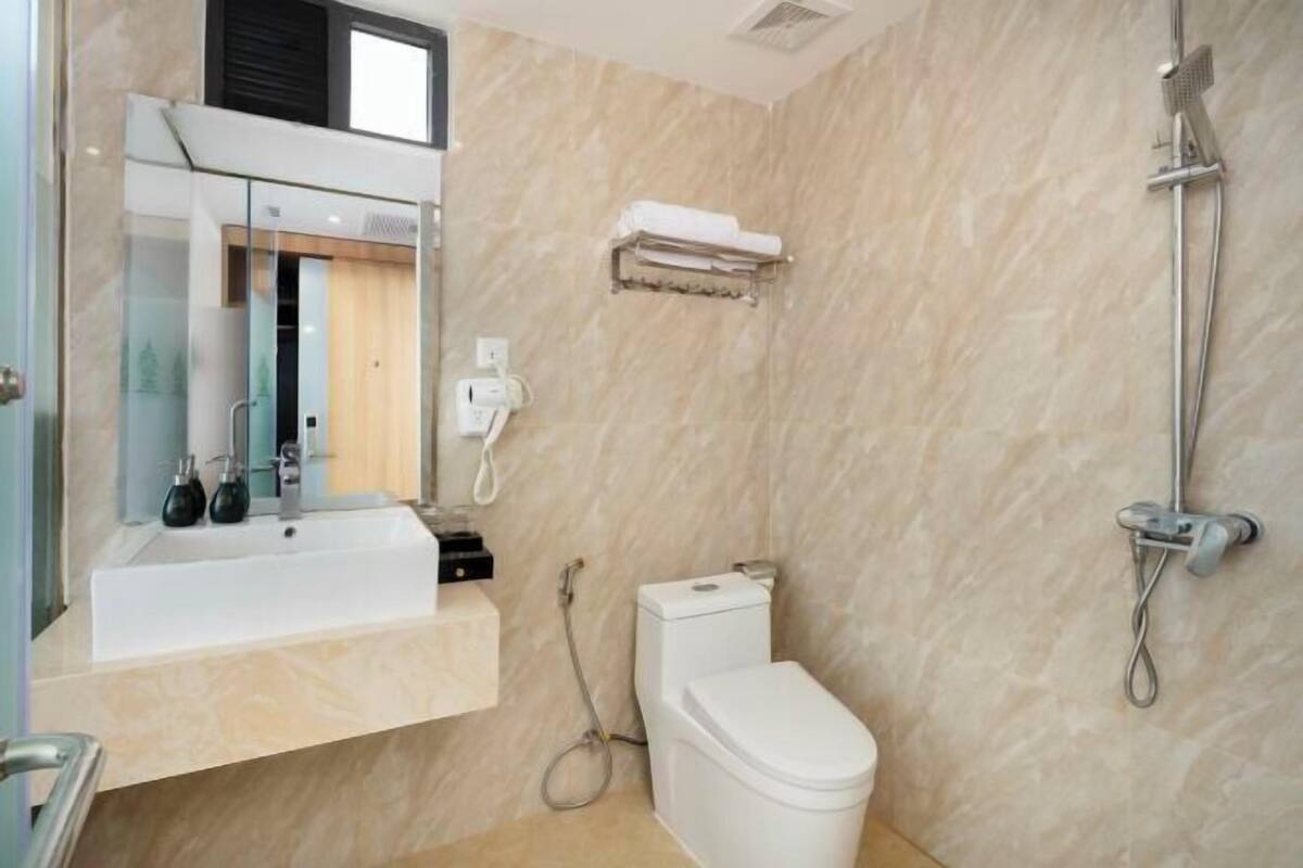 Articles de toilette gratuits, sèche-cheveux, chaussons, bidet