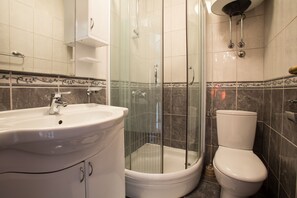 Gallery Apartment | Bathroom | Rainfall showerhead, hair dryer, towels, soap - Varja Apartments (Pržno)
