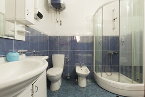 Deluxe Apartment | Bathroom