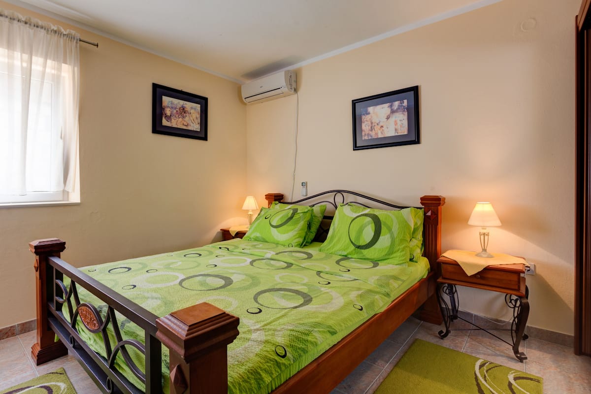 Gallery Apartment | 3 bedrooms, desk, soundproofing, iron/ironing board