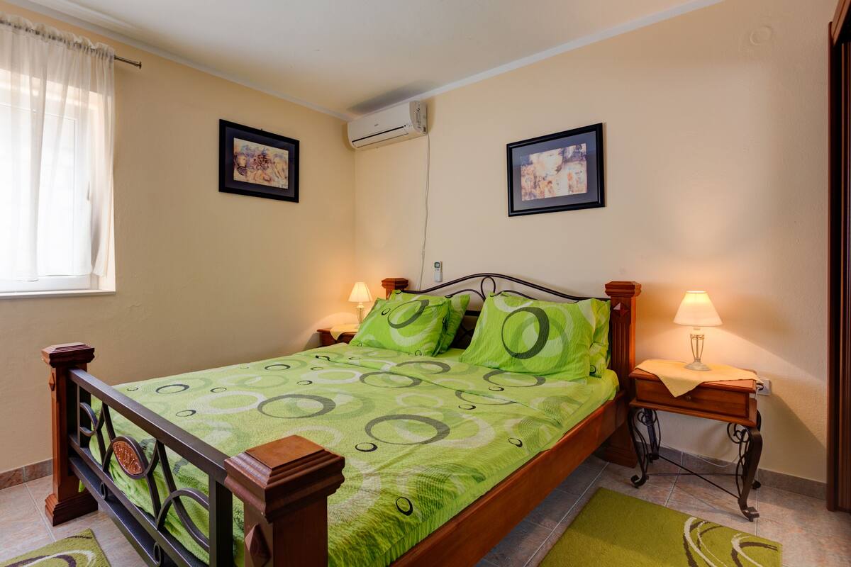 3 bedrooms, desk, soundproofing, iron/ironing board