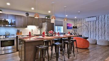 Réfrigérateur, micro-ondes, four, plaque de cuisson