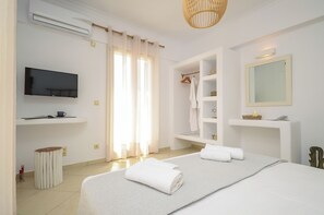 3 bedrooms, in-room safe, iron/ironing board, free WiFi